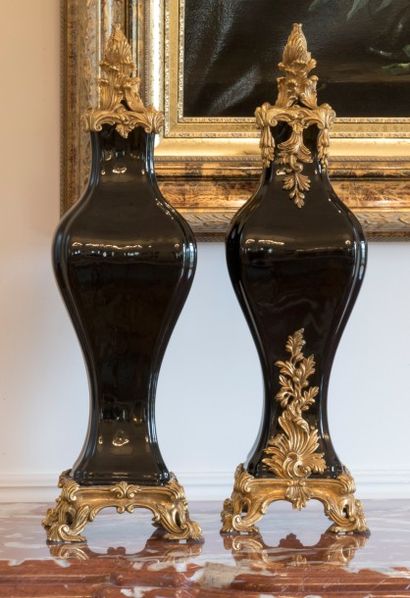null Ensemble de deux paires de vases balustres quadrangulaires en porcelaine noire.


Monture...