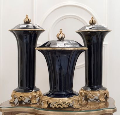 null Garniture composée de trois vases couverts de forme cornet en porcelaine bleue...