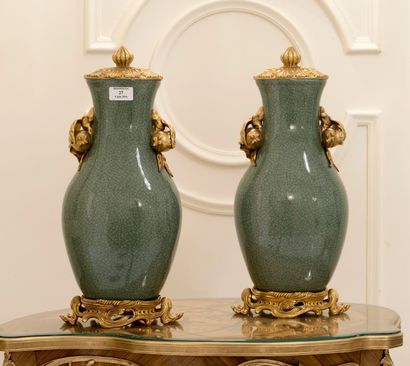 null Paire de vases balustre couverts en porcelaine de Chine celadon, craquelée.


Monture...