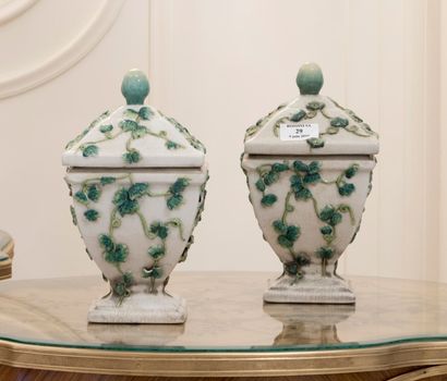 null Paire de vases quadrangulaires à piédouche en procelaine craquelée à décor de...