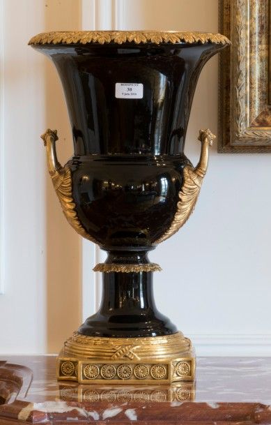 null Vase médicis en porcelaine noire monté bronze


H. : 49,5cm