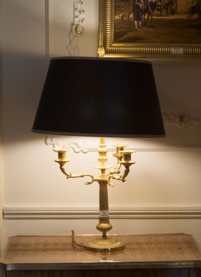 null Lampe genre bouillotte en bronze doré à 3 lumières style Emprire,


H. 61.5...