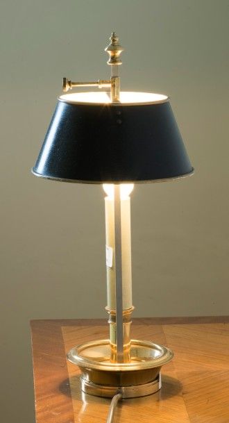 null Petite lampe genre bouillotte à une lumière en bronze.


H. : 38cm