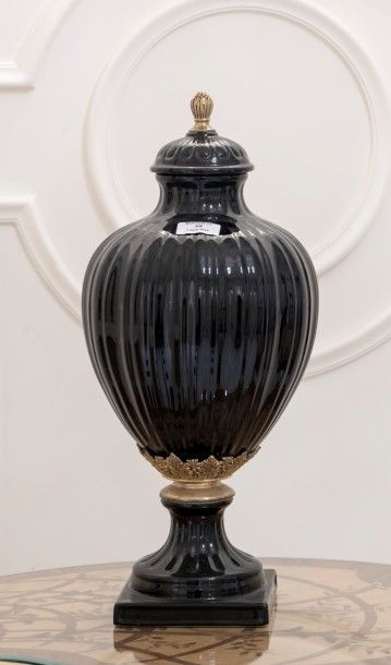 null Vase couvert piriforme et godronné en porcelaine noire montée en bronze


H....