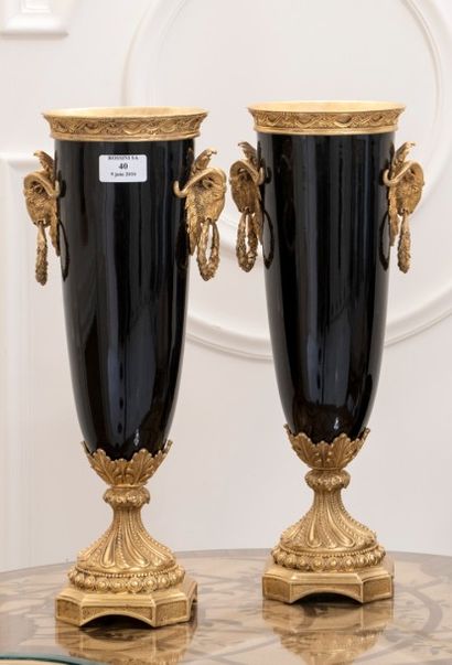 null Paire de vases oblongs en porcelaine noire montés en bronze à décor de béliers


H....