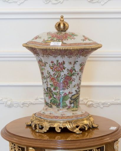 null Un vase couvert cornet en porcelaine de chine craquelée ornée de haies fleuries,


Monture...