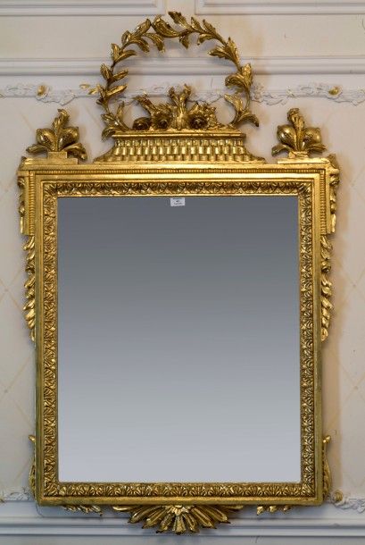 null Miroir rectangulaire de style Louis XVI en bois sculpté et doré. 


fronton...