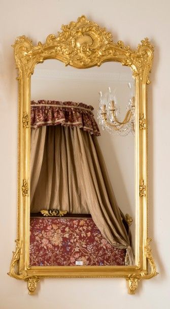 null Miroir rectangulaire de style rocaille en bois sculpté et doré,


165 x 84c...