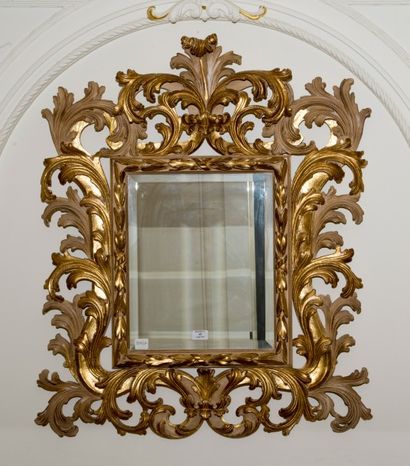 null Miroir carré de style italien en bois sculpté, ajouré et doré.


97 x 83cm