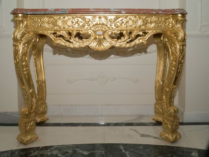 null Importante console en bois sculpté doré de style italien, dessus de marbre rouge...