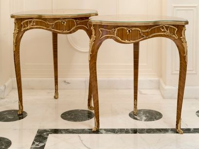null Paire de table tripode de forme coquille de style Louis XV en marqueterie de...