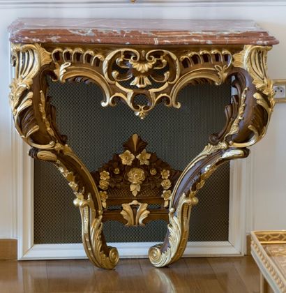 null Paire de console de style Louis XV en bois naturel réhaussé d'or,


dessus de...