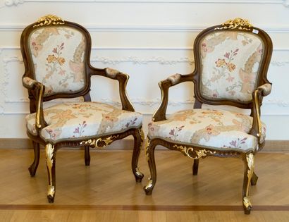 null Paire de fauteuils en bois naturel et doré de style Louis XV