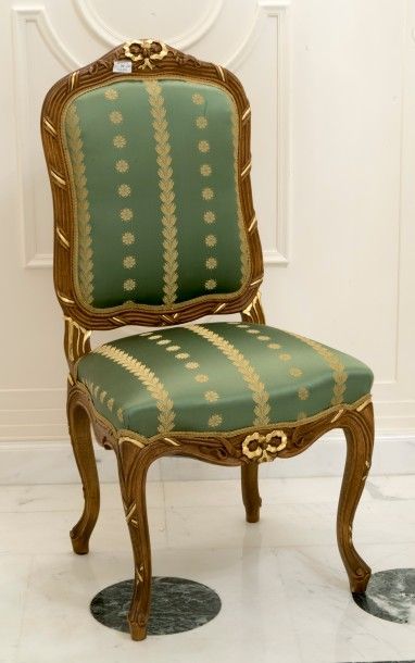 null Suite de vingt chaises de style Louis XV en bois naturel partiellement doré.


H....
