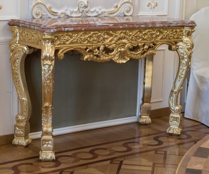 null Console de style italien en bois doré et repercé, dessus de marbre rouge veiné...