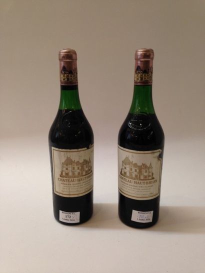 null 2 bouteilles , CH. HAUT-BRION, 1° cru Pessac-Léognan 	1970	 (ela, elt, 1 LB,...