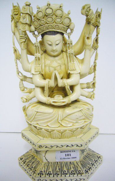 null Sujet en ivoire représentant une divinité à 16 bras du panthéon bouddhique....
