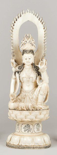 null Sujet en ivoire représentant une Guanyin assise sur un double lotus dans une...