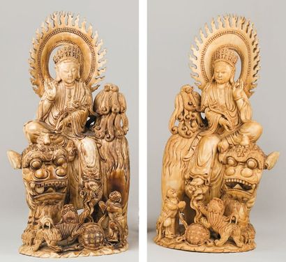 null Deux sujets en ivoire représentant Majusri (ou Wenshu Pusa), assis sur un lion....