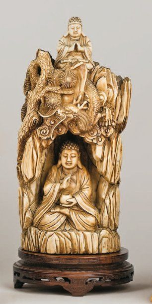 null Groupe en ivoire représentant Bouddha à l'intérieur d'une grotte, surmontée...