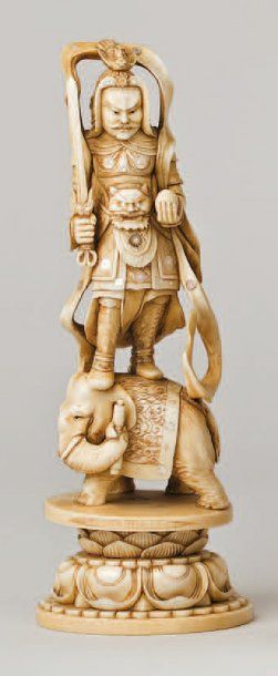 null Okimono représentant un gardien debout sur un éléphant, tenant son glaive. Japon,...