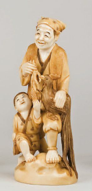 null Okimono en ivoire de belle patine représentant un père et son fils avec leur...