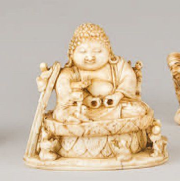 null Netzuké en ivoire représentant des sculpteurs réalisant un bouddha géant. Japon....