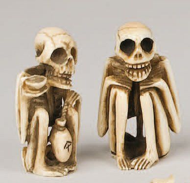 null Deux netsuke en ivoire de forme de squelette. Japon. Largeur : 5,1 cm. Voir...