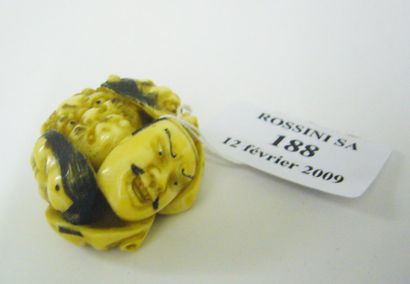 null Netsuke en ivoire décoré en sept masques de Nô. Japon, vers 1900. Diamètre :...