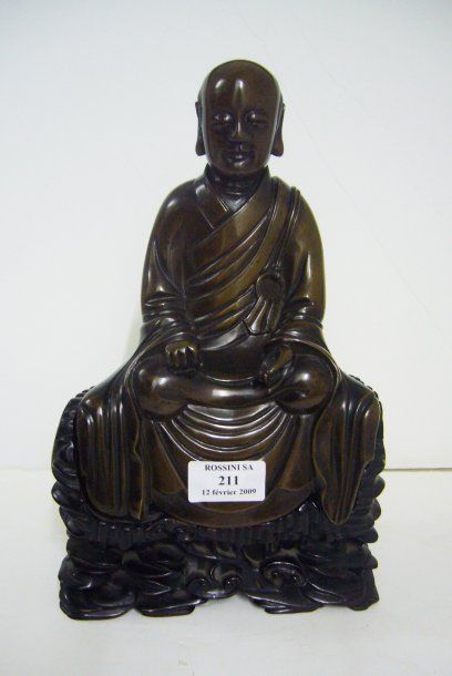 null Sujet en bronze représentant un moine en méditation. Socle en bois en forme...
