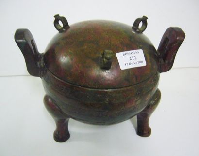 null Vase tripode DING en bronze à belle patine brun-rouge et verte. Style Han, Chine....