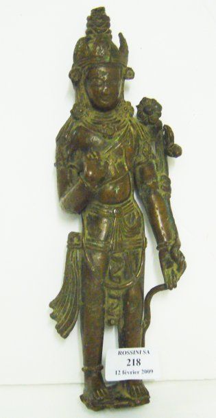 null Sujet en bronze patiné représentant un Bodisattva (avalokiteçvara) debout. Inde,...
