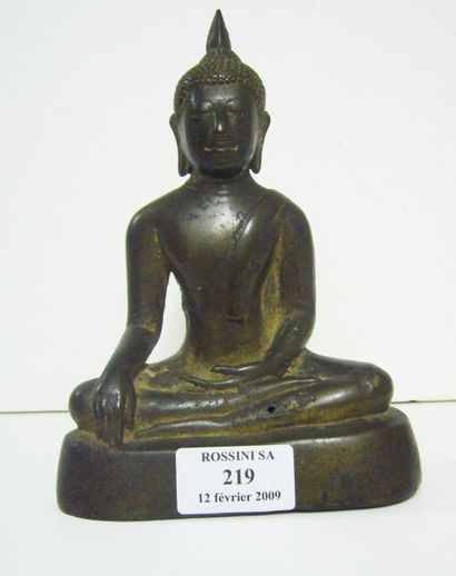 null Sujet en bronze représentant un Bouddha assis dans la position de la prise de...