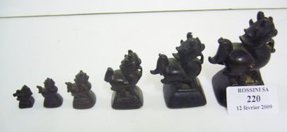 null Série de six poids à opium anciens en bronze représentant des Singha. Laos.