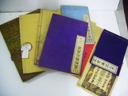 null Lot de huit livres, dont deux par Kono Bairei. Japon, vers 1880. L'un avec sa...