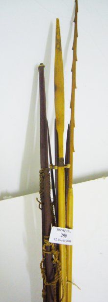 null Deux arcs et quatre flêches (Guyane) PROVENANCE : Collectés auprès des Indiens...