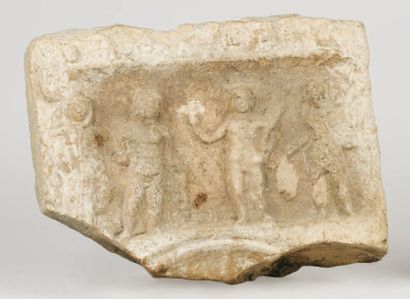 null Stèle fragmentaire sculptée au sommet d'un registre de quatre personnages. Calcaire....