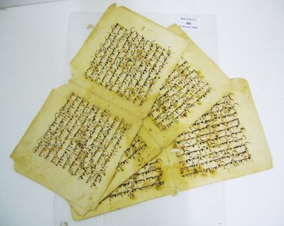 null Douze pages de Coran, provenant du même manuscrit, en écriture arabe maghrébine...