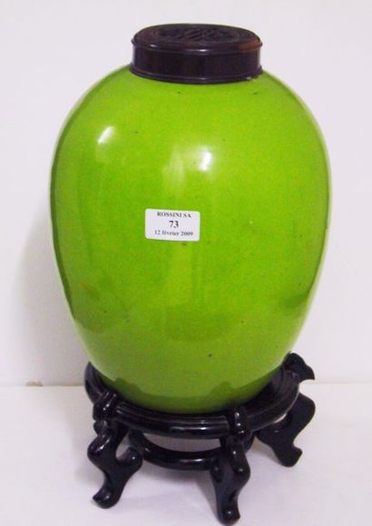 null Vase de forme ovoïde en porcelaine à glaçure vert pomme, couvercle en bois....