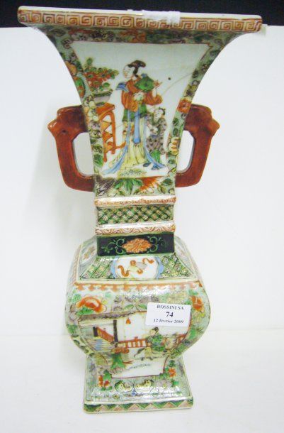 null Vase archaïsant en porcelaine et émaux de style famille verte décoré de scènes...