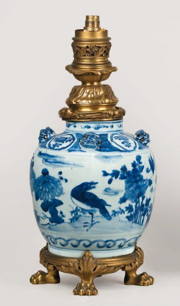null Vase porcelaine à décor émaillé bleu, d'oiseaux, de pivoiniers, chrysanthèmes...