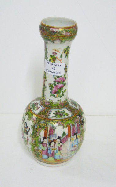 null Vase en porcelaine de Canton. Chine, vers 1900. Hauteur : 26 cm.