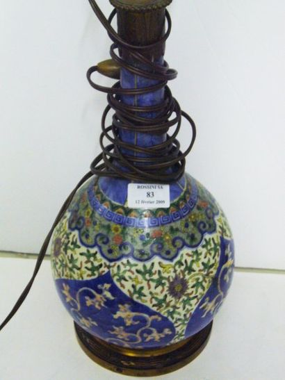 null Vase bouteille en porcelaine et émaux polychrome, à décor de pétales de lotus,...
