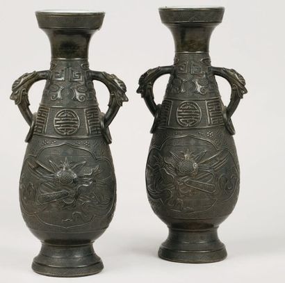null Paire de vase de forme balustre à glaçure plombifère imitant le bronze. Le décor...