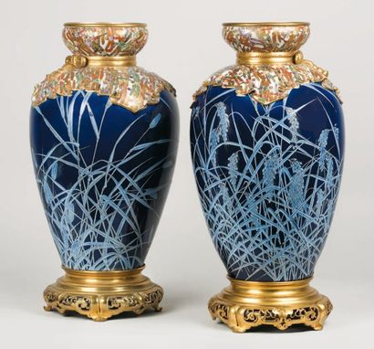 null Paire de vase en forme d'amphore, en porcelaine à décor émaillé bleu lavande...