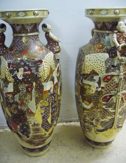 null Paire de vases de forme hexagonale, en faïence de Satzuma décorée de samouraïs,...