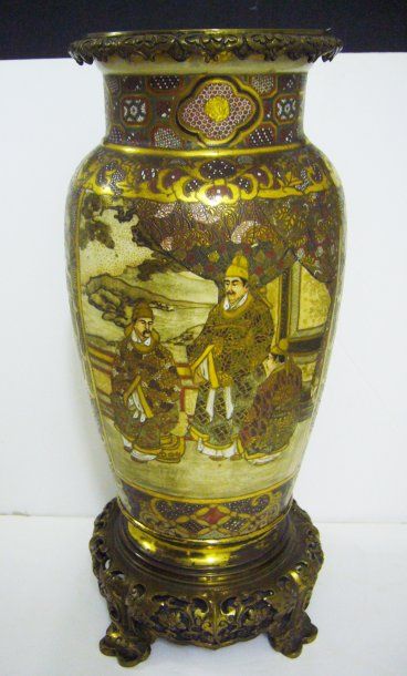 null Vase balustre en faïence de Satzuma, décor polychrome de dignitaires et samouraïs....