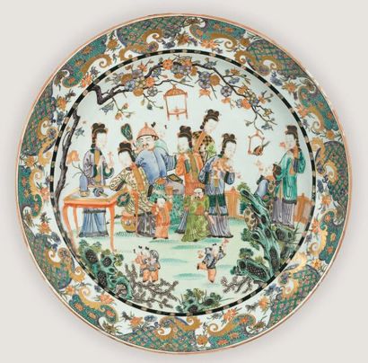 null Important plat en porcelaine à décor émaillé de style famille verte, d'une famille...