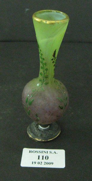 null Vase aux graminés en verre améthyste et vert, à décor dégagé à l'acide et réhaussé...