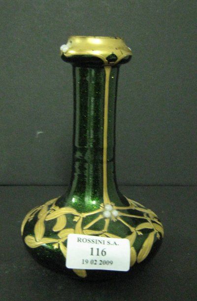 null Vase à corps renflé avec un décor de gui sur fond vert, en verre de Saint Denis....